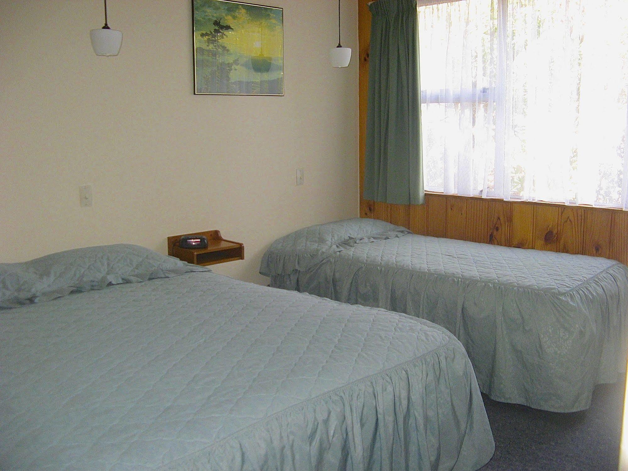 Tongariro River Motel トゥランギ エクステリア 写真
