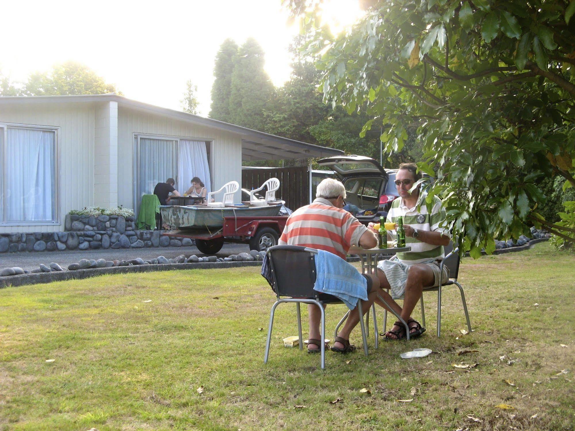 Tongariro River Motel トゥランギ エクステリア 写真